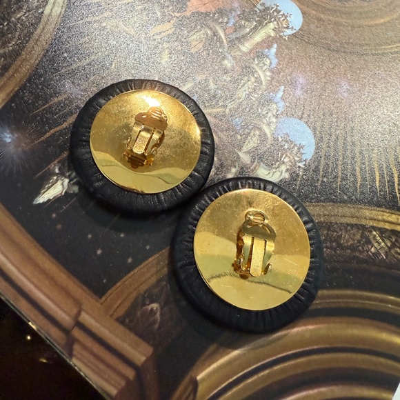 HUGE 24K gold plated CHANEL vintage leather clip on earrings - Picture 6 of 11